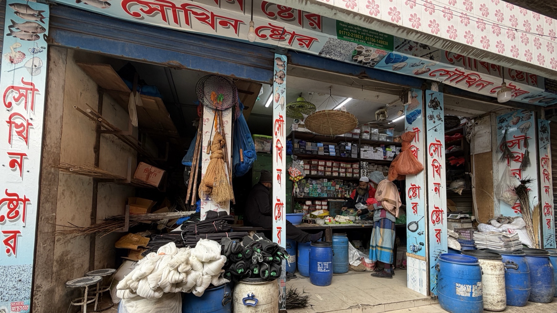 জয়দেবপুর মধ্য বাজারে দোকানের সামনের অংশ