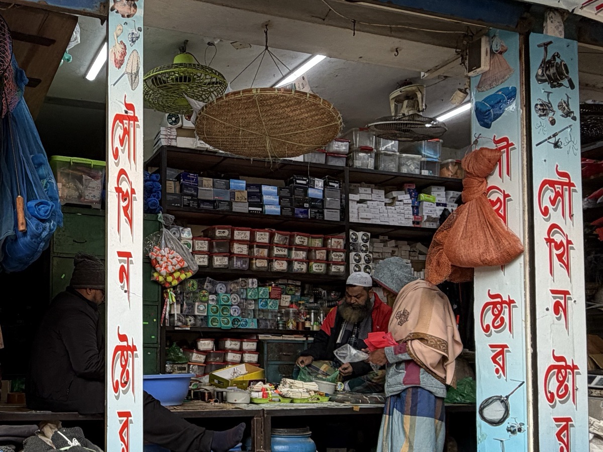দোকানের ভেতরে কাউন্টারে কাস্টমাররা